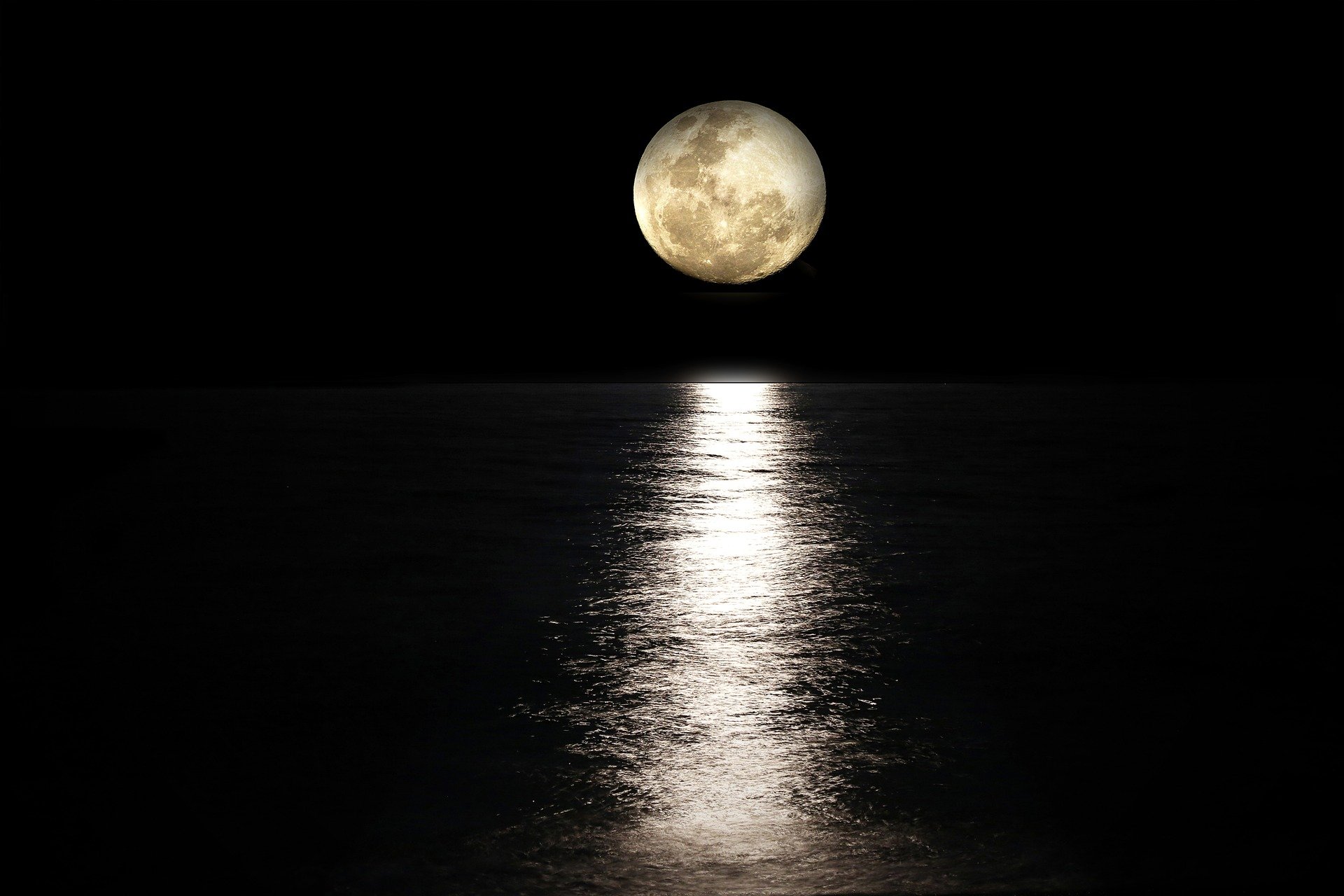 moon-g4dfb6a35a_1920